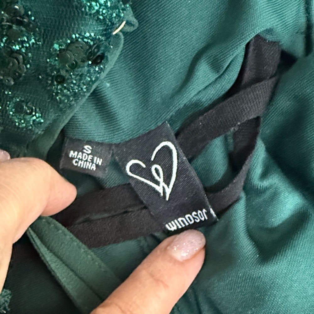 Windsor Emerald V-Neck Sequin Lace Prom, Wedding Guest, Gala Dress size- small - Picture 8 of 11